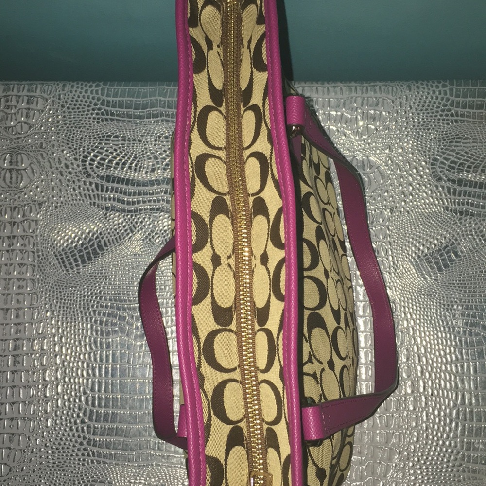 COACH PURSEπ!! - Picture 7 of 8